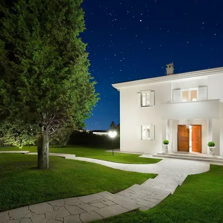 Helena Villa